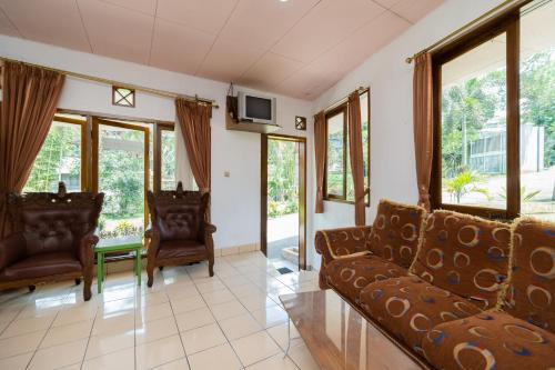 Urbanview Hotel Griya Astoeti 2 Cisarua Puncak – Cisarua, PA