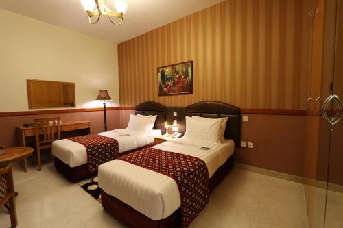 NEW CALIFORNIA HOTEL - main image