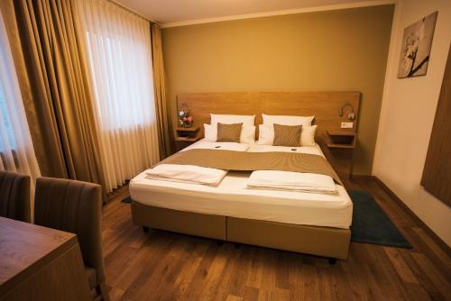 1 queen bed, 1 sofa bed