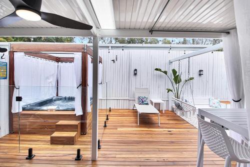 Private Outdoor Spa, Fire Pit - THE RETREAT COOLUM BEACH