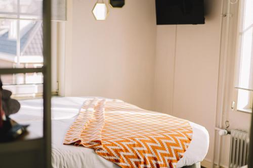 Small Twin Room image 7