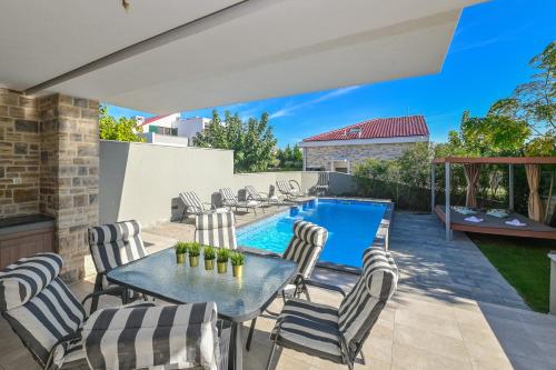 2 bedrooms, 5 beds