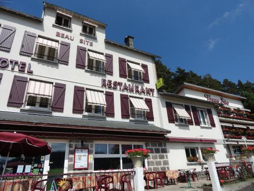 Logis Le Beau Site - Hotel - Chambon-sur-Lac