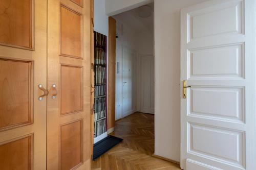 Gorgeous flat right near the City Center - image 13