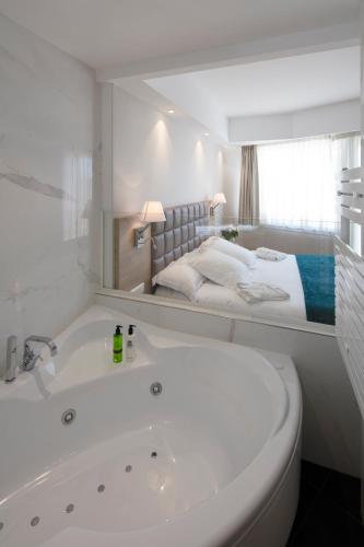 Suite (4 Adults) image 2