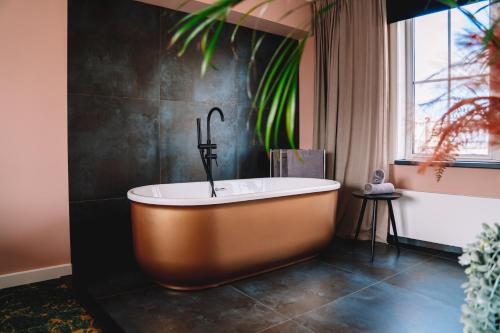 Superior Double Room with Balcony image 8
