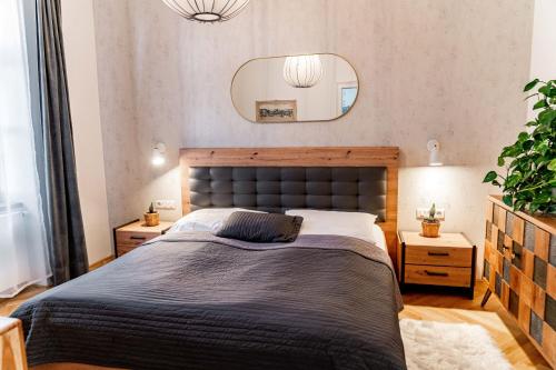 1 queen bed, 1 sofa bed