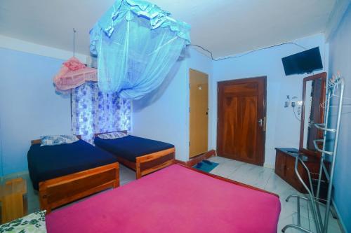 1 queen bed, 2 twin beds