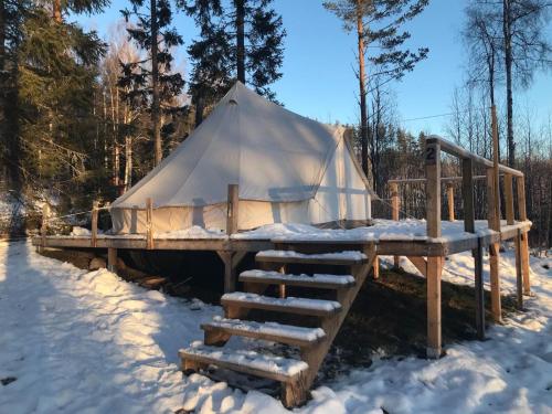 Frisbo Lodge - Glamping tent in a forest, lake view in Бергсхо