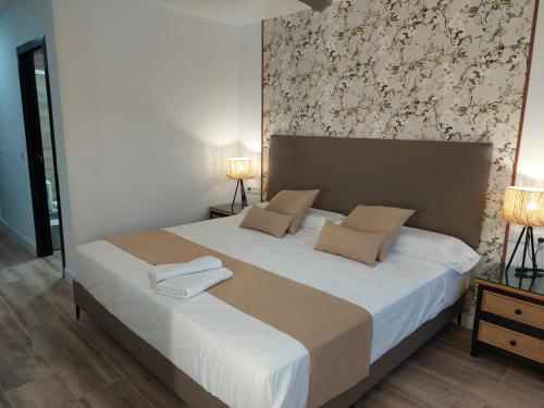 Hostal GARDEN ROUS Room Type - Superior King Room