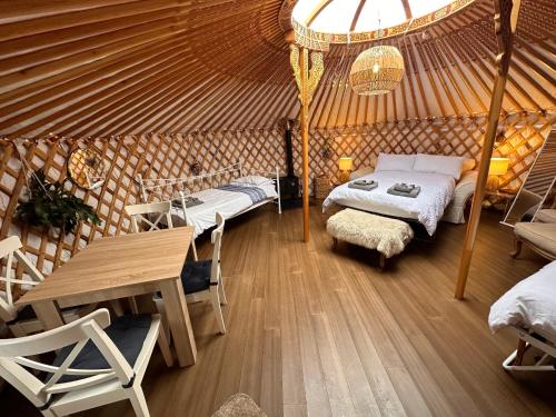 1 double bed, 2 twin beds
