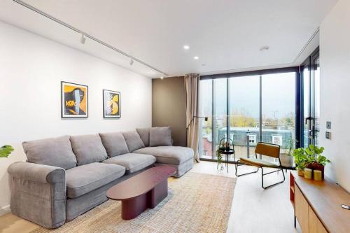 Modern 1 bed flat with balcony in Kensal Green