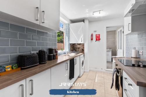 Konyha, Nuneaton - Ideal 3 Bedroom, Wi-fi Parking, Sleeps 6 - JRR Stays in Nuneaton