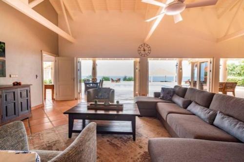Ocean Front VillaDelMar-Beach Access-Private Pool-10 Guests- in Willibrordus