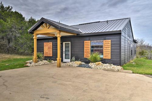 Graford Cabin with Rooftop Deck and Lake Views! in Graford, Vereinigte Staaten von Amerika