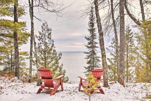 . Cabin on Lake Superior about 11 Mi to Bayfield!