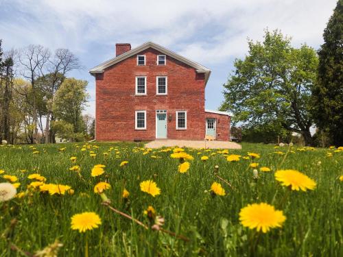 Farmhouse Broad Brook: Comfort & Charm.