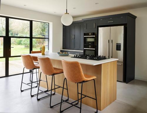 Luxury Mid Century Modernist Escape - 5 Bedrooms, Modern Kitchen in Sissinghurst
