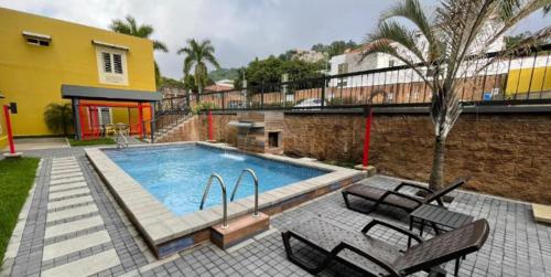 Swimming pool, Beverly Hills: Hotel and Business in San Salvador