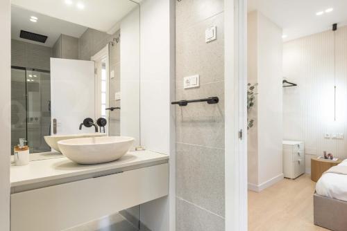 Sophisticated apartment with balcony & city views by REMS, Malaga (foto 5)