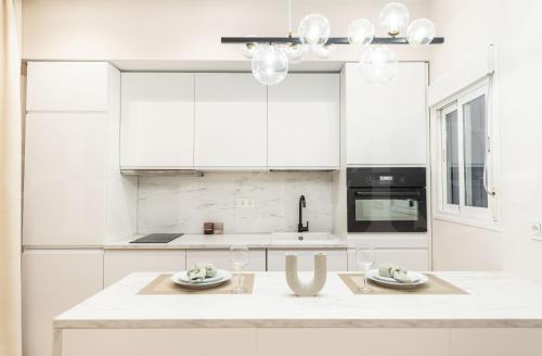 Sophisticated apartment with balcony & city views by REMS, Malaga (foto 2)
