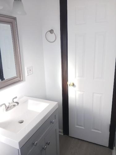 Bathroom, South Chicago Community Immersion in 2 Bedroom Apartment in Roseland