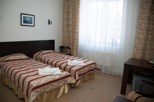 2 twin beds