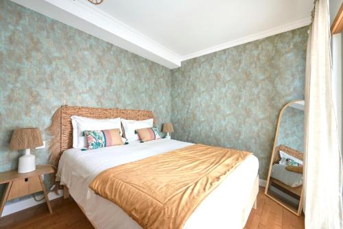 Apartment with Private Terrace & Car Garage, Lisbona