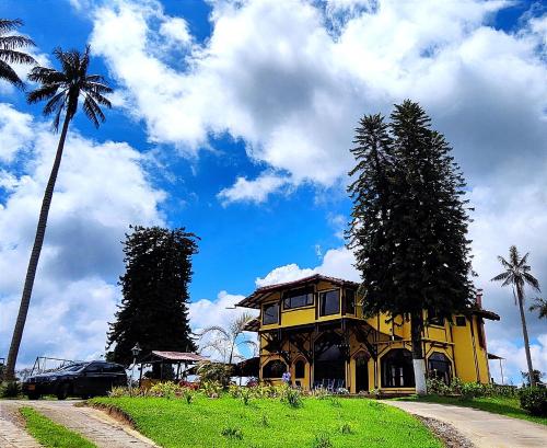 Casa campestre y cabañas a 15 minutos de Salento
