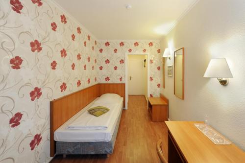 Single Room image 4
