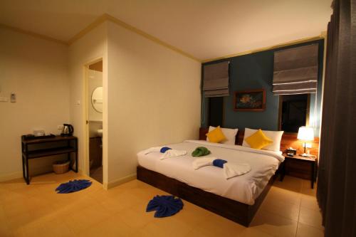 Double Room with Balcony image 2