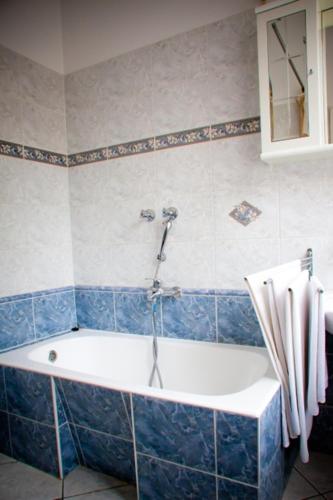 Bathroom, Hars Thermal Hotel in Gyomaendrod