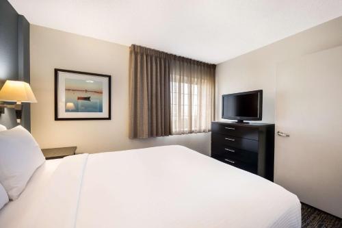 Sonesta Simply Suites Cleveland North Olmsted Airport