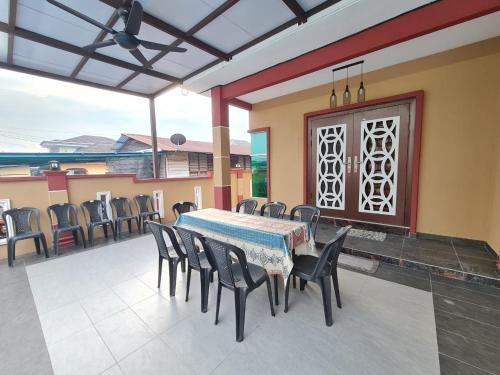 HOMESTAY EPOH MANJOI WITH PRIVATE POOL AND JACUZZI in Meru