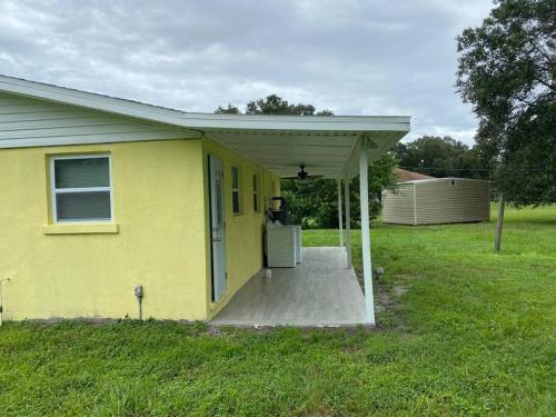 Modern 2/1 in Parrish FL Sleeps 6 Quiet Dead End St 1/2 Acre Wow