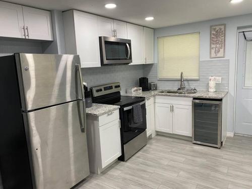 Modern 2/1 in Parrish FL Sleeps 6 Quiet Dead End St 1/2 Acre Wow in เอลเลนตัน (FL)