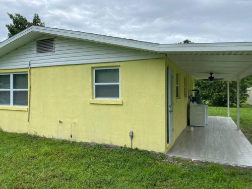 Modern 2/1 in Parrish FL Sleeps 6 Quiet Dead End St 1/2 Acre Wow