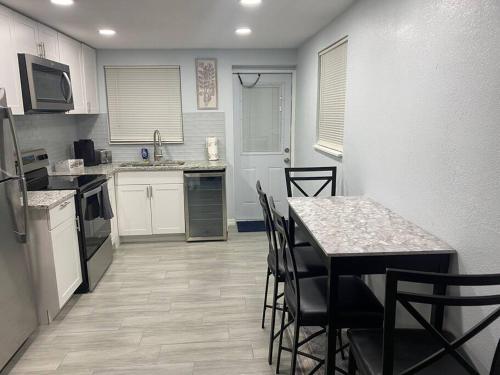 Modern 2/1 in Parrish FL Sleeps 6 Quiet Dead End St 1/2 Acre Wow in เอลเลนตัน (FL)