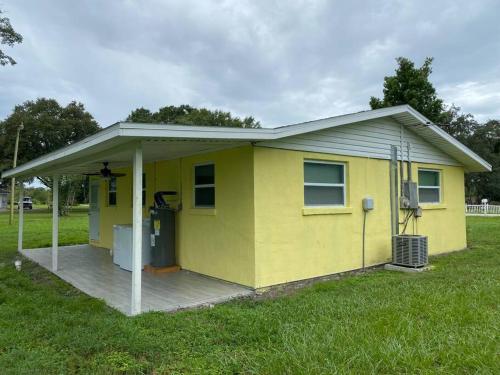 Modern 2/1 in Parrish FL Sleeps 6 Quiet Dead End St 1/2 Acre Wow in เอลเลนตัน (FL)