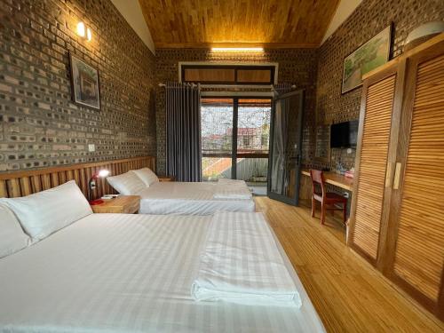 Shared lounge/TV area, Đuong Lam homestay - House Number 9 near Duong Lam Village