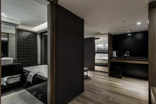 411912514 Autumn Willow Hotel
