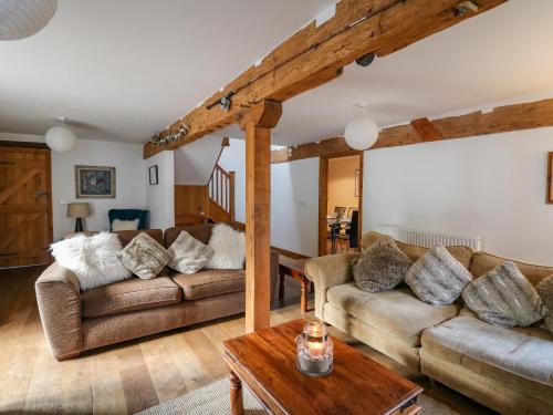 Hendre Bach Barn - image 4