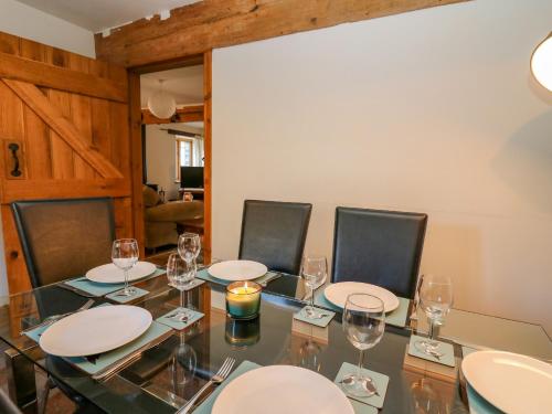 Hendre Bach Barn - image 13