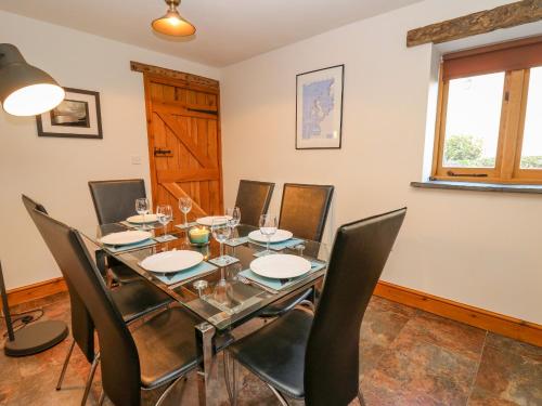 Hendre Bach Barn - image 12