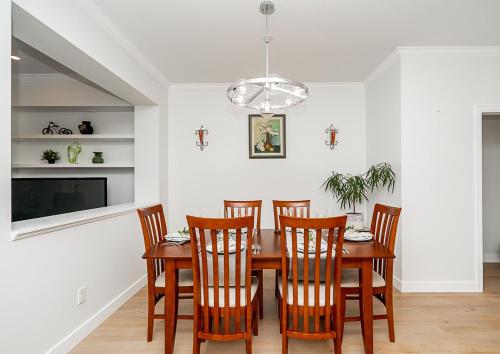 Comfortable and Modern Rowhouse Perfect for BC Escapade, air conditioned