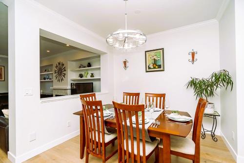 Comfortable and Modern Rowhouse Perfect for BC Escapade, air conditioned