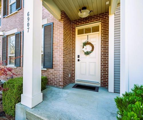 Comfortable and Modern Rowhouse Perfect for BC Escapade, air conditioned
