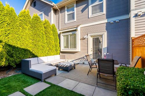 Comfortable and Modern Rowhouse Perfect for BC Escapade, air conditioned