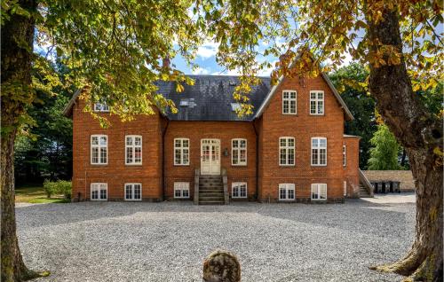  Awesome Home In Kvrndrup With 8 Bedrooms And Wifi, Pension in Kværndrup bei Sandholts-Lyndelse