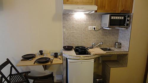 Kitchen, Residence Moliere Hotel Paris Montrouge in Montrouge